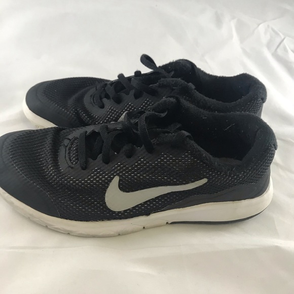 Kids Nike running shoes size 5Y - Picture 3 of 5